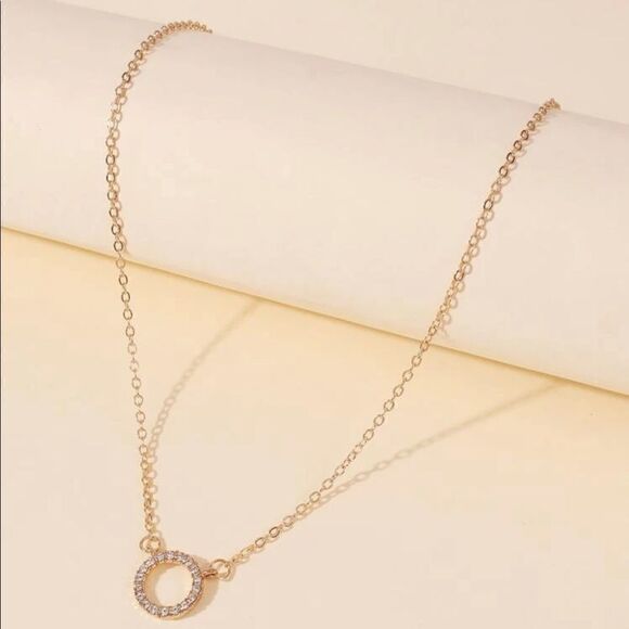 🆕🆕🆕 Rhinestone Round Charm Necklace 🆕🆕🆕 - Picture 2 of 3